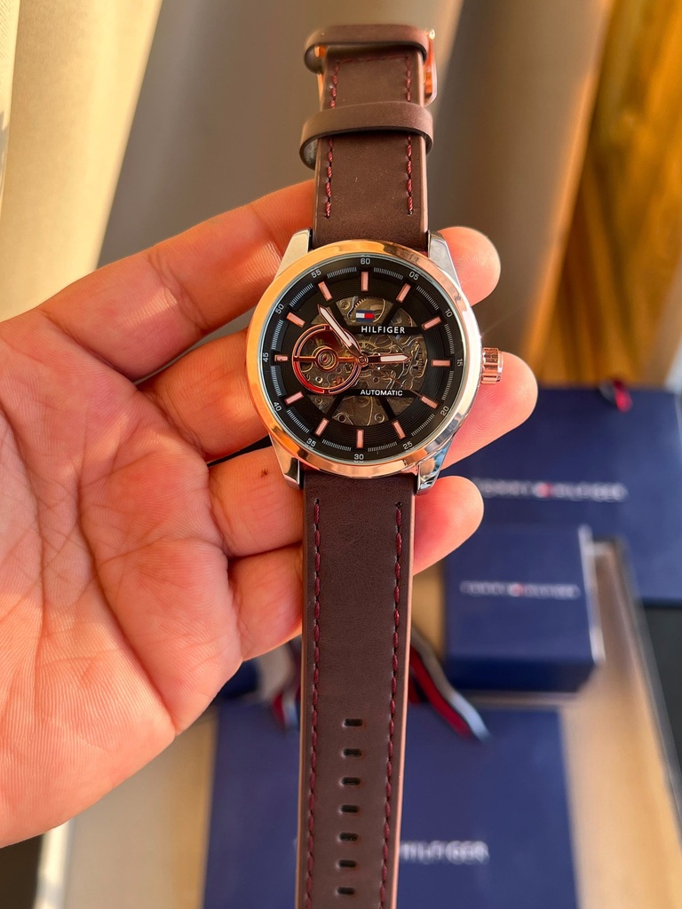 [MOB-09519f98-b05e-4d9e-998d-9a4f97ffca1c] TOMMY HILFIGER AUTOMATIC LEATHER WATCH