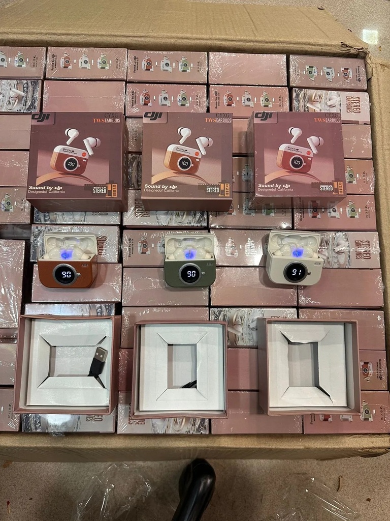 [MOB-56c861ba-c8c4-468f-a371-cd1130e48aa3] Dji Q86 Retro Camera Shape Earbuds ( Hard Box )